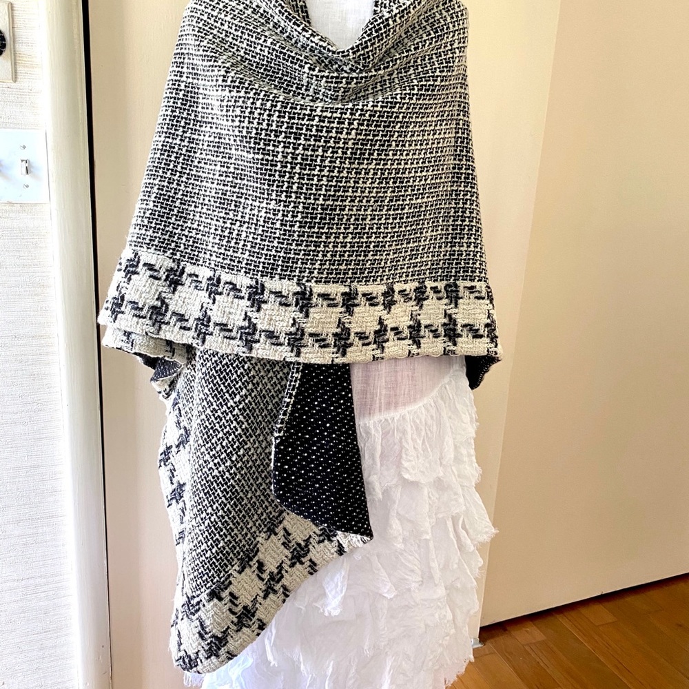 Woolen Poncho - Picture 4 of 5